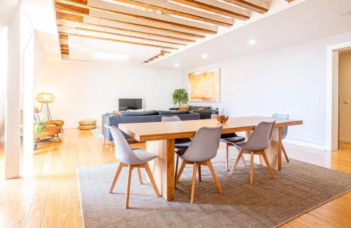 Santa Maria Maior Apartment | Inviting Downtown Seaview Apartment with Oceanfront Views