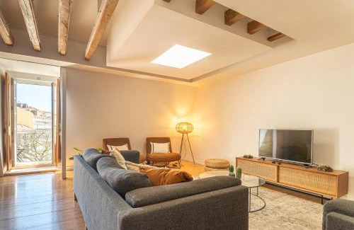 Santa Maria Maior Apartment | Inviting Downtown Seaview Apartment with Oceanfront Views