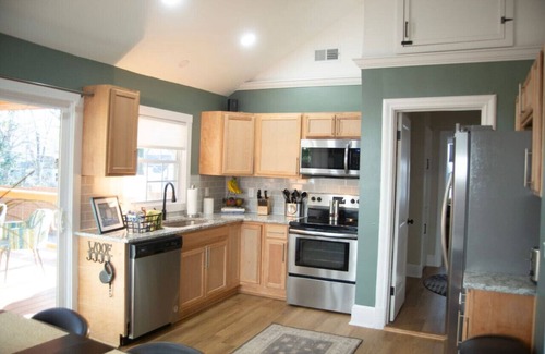 Spartanburg House | Historic Downtown Home: Pet Friendly & Ideal for Families