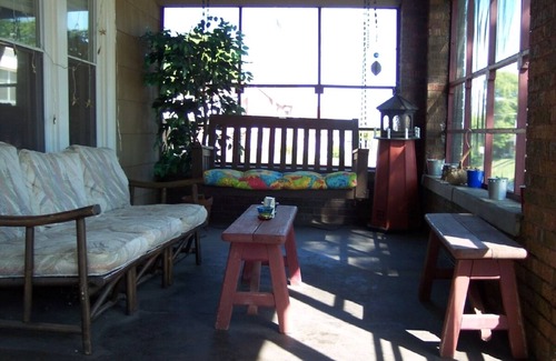 Saint Joseph Cottage | Experience Downtown St. Joseph - Walk to All Attractions!