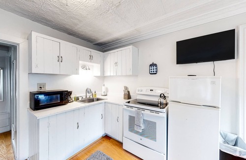 Castine Apartment | Convenient Downtown Studio with Kitchen & Ocean Views