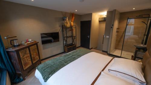 Zuidwal Apartment | Eco-Friendly Downtown Suite with Hot Tub & 9/10 Rating