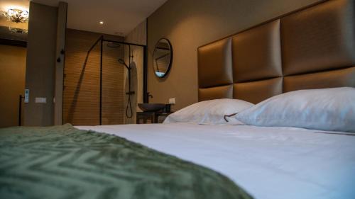 Zuidwal Apartment | Eco-Friendly Downtown Suite with Hot Tub & 9/10 Rating