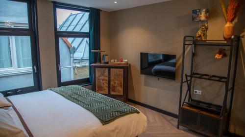 Zuidwal Apartment | Eco-Friendly Downtown Suite with Hot Tub & 9/10 Rating