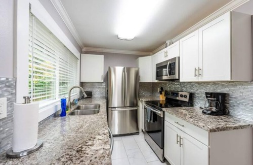 Hilltop House | Discover Downtown Tacoma's House of Gray #4 with Spa & Breakfast