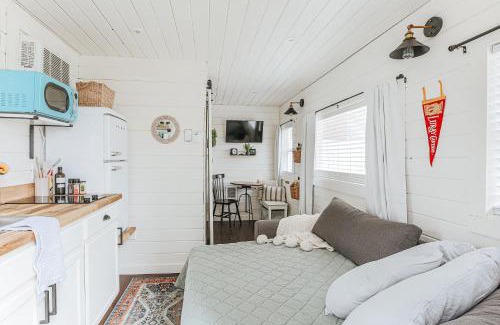 New Market House | Cozy Tiny Home Steps from Shenandoah National Park