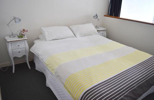 Auckland Central Business District Apartment | Exclusive Downtown Townhouse with Spa and Private Pool