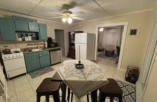 Sunshine Park House | Experience a Downtown Tropical Oasis with Private Suite