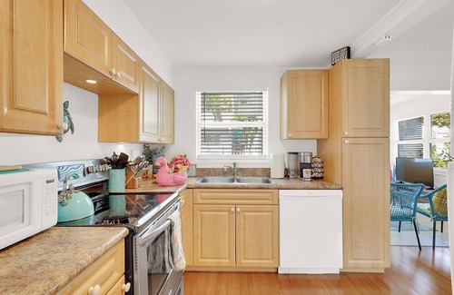 Delray Beach Cottage | Downtown Tropical Oasis: Heated Pool & Private Yard Retreat