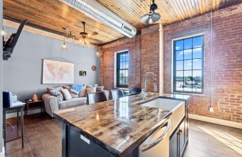 Perryville Apartment | Stylish Urban Loft Above Restaurants - Rated 10/10!