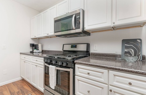 East Price Hill Apartment | Downtown Views: Child-Friendly Escape Just Minutes Away