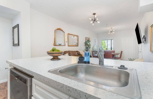 East Price Hill Apartment | Downtown Views: Child-Friendly Escape Just Minutes Away