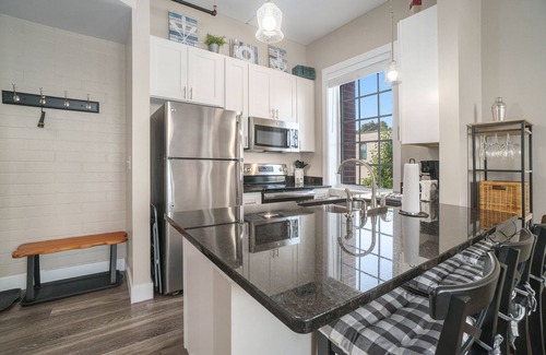 Manistee Condo | Stunning Downtown Waterview Condo with Spa & Family Amenities