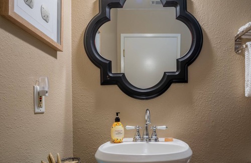 Paso Robles Cottage | Perfect Downtown Getaway: Walk to Everything in Paso!