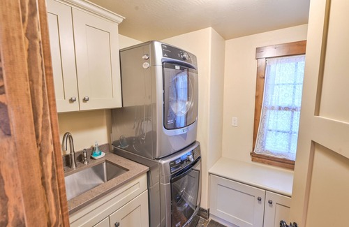 Crested Butte House | Prime Downtown Retreat with Hot Tub & 3 Master Suites