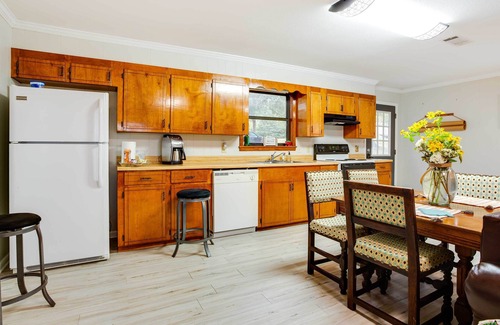 Doyline Cabin | Charming Doyline Cottage with Lake Access & Relaxing Porch