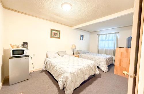 Delta Junction Hotel | Cozy Draft House & Lodge: Pet-Friendly Retreat Awaits You