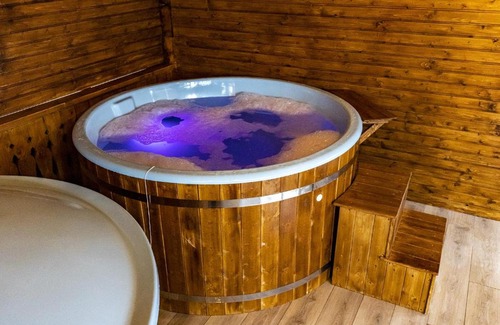 Ocna Sugatag Bed & Breakfast | Guest Rated 10/10: Drag de Maramureș with Hot Tub & Breakfast