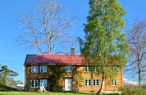 Molde House | Stay at Draget Gård: Family & Pet Friendly Retreat