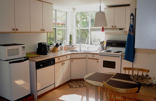Sturdies Bay House | Dragonfly Cottage: 10-Minute Walk to the Ferry & Pool