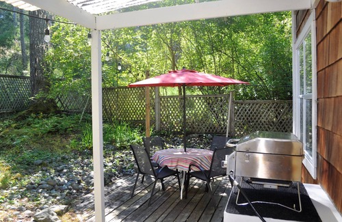 Sturdies Bay House | Dragonfly Cottage: 10-Minute Walk to the Ferry & Pool