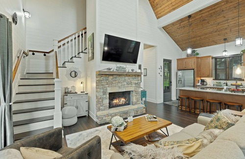 Glenville House | Discover Dragonfly Cottage: Pet-Friendly Retreat with Perks