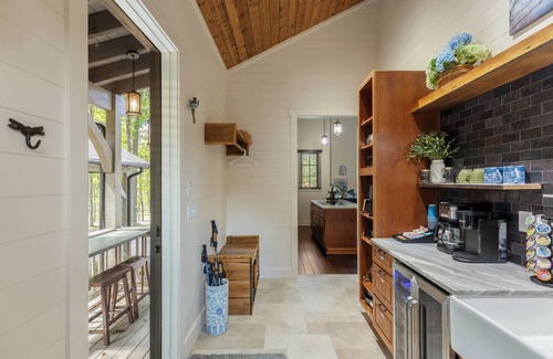 Glenville House | Discover Dragonfly Cottage: Pet-Friendly Retreat with Perks
