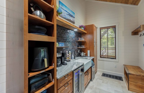 Glenville House | Discover Dragonfly Cottage: Pet-Friendly Retreat with Perks