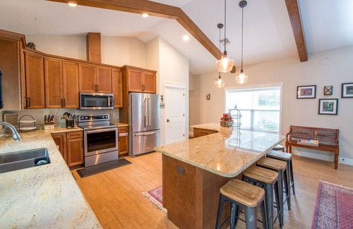 Dunnellon House | Experience Dragonfly Cottage with Ocean View & Spa Amenities