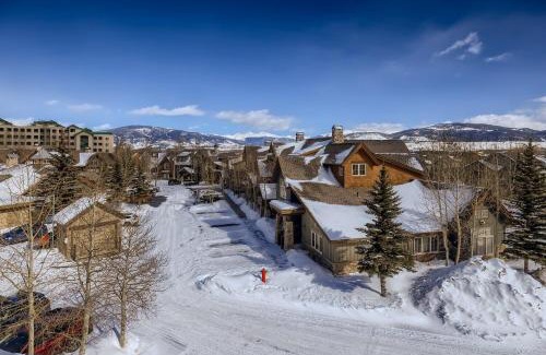 Frisco Apartment | Cozy Drake Landing #A8 Condo with Hot Tub for Families
