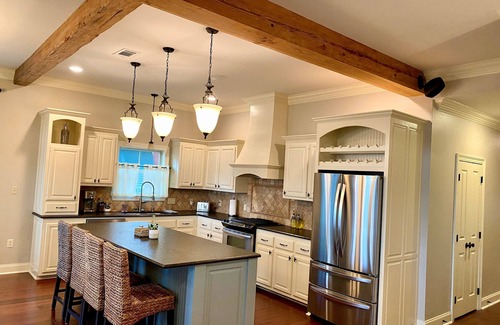 Ventress House | Top-Rated Drake on the Lake with Family-Friendly Amenities