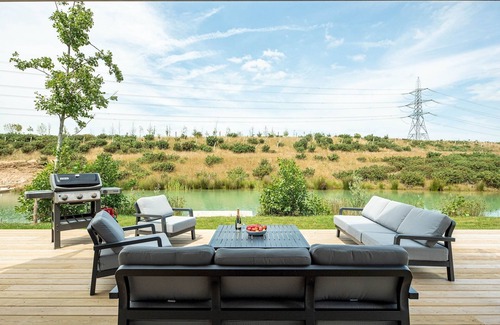 Holworth House | Serene Lakeside Retreat with Spa and Pool Access