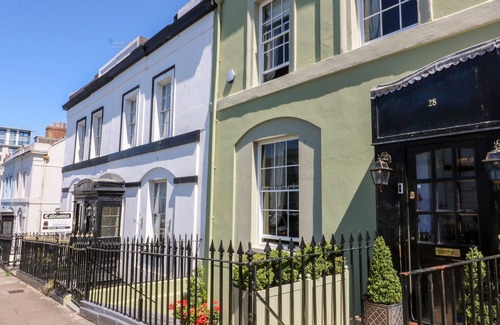 Plymouth Cottage | Drake's Retreat: Romantic Garden Escape in Plymouth