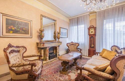 Old Town Apartment | Drake's Royal Suite: Central Haven for Families & Pets