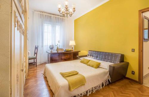 Old Town Apartment | Drake's Royal Suite: Central Haven for Families & Pets