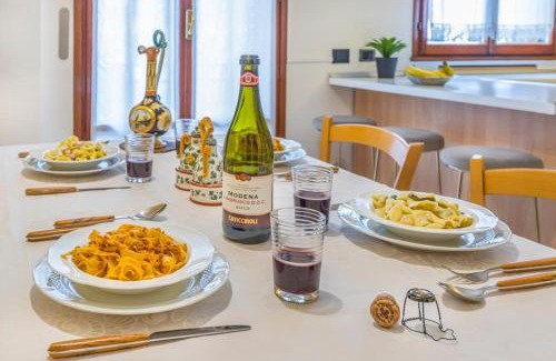 Old Town Apartment | Drake's Royal Suite: Central Haven for Families & Pets