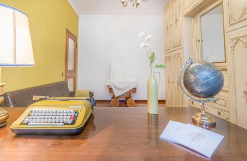 Old Town Apartment | Drake's Royal Suite: Central Haven for Families & Pets