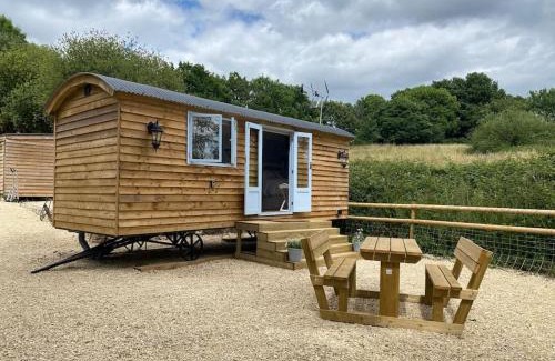 Axminster Ski Chalet | Serene Drakes Mead Retreat - Shepherd's Hut with 9.6 Rating
