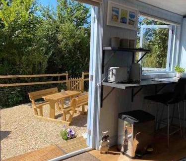 Axminster Ski Chalet | Serene Drakes Mead Retreat - Shepherd's Hut with 9.6 Rating