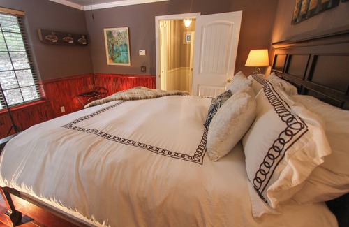 Shaver Lake House | Relaxing Retreat at Drakeslanding Inn with Spa & Breakfast