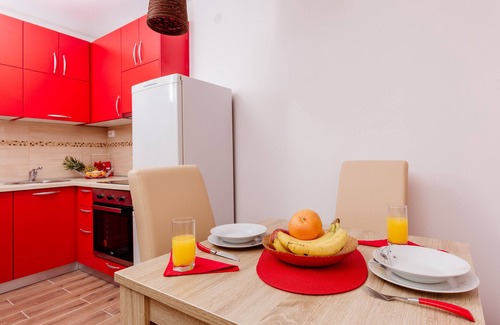 Lepetane Villa | Cozy Red Studio at Dram Vacation Apartments with Breakfast