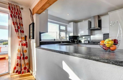 Porthtowan House | Incredible Oceanfront Retreat: Pet-Friendly & Near the Beach