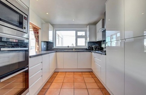 Porthtowan House | Incredible Oceanfront Retreat: Pet-Friendly & Near the Beach