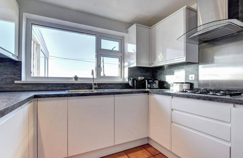 Porthtowan House | Incredible Oceanfront Retreat: Pet-Friendly & Near the Beach