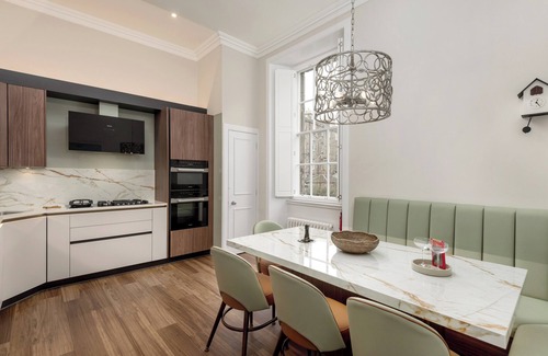 Old Town Apartment | Experience Edinburgh Castle Views at Our Premier City Hotel