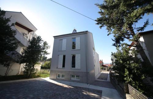 Selce Apartment | Family-Friendly Drance Apartments with High Guest Ratings