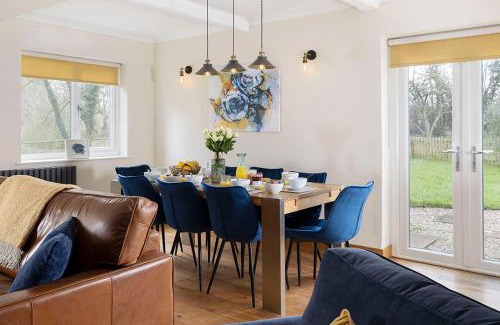 Chipping Campden House | Relaxing Retreat at Draycott Farm: 4-Star Getaway Awaits