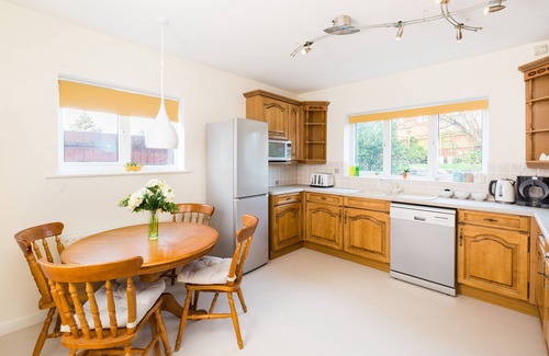 Tamworth House | Exceptional Drayton Manor House: Family-Friendly Retreat