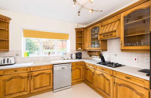 Tamworth House | Exceptional Drayton Manor House: Family-Friendly Retreat