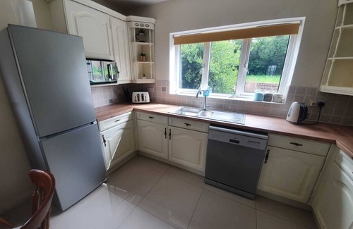 Tamworth House | Exceptional Drayton Manor House: Family-Friendly Retreat